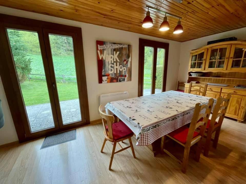 LE BOIS JOLI Chalet 4 étoiles CLEDICIHOME Cadre paisible en lisière de forêt Gérardmer Chambre photo