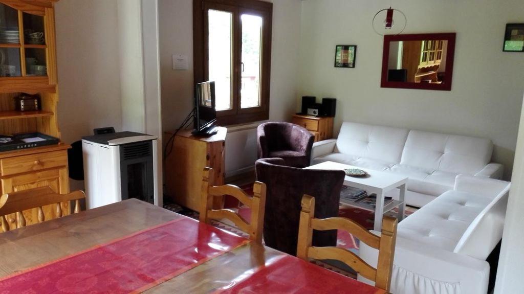 LE BOIS JOLI Chalet 4 étoiles CLEDICIHOME Cadre paisible en lisière de forêt Gérardmer Chambre photo