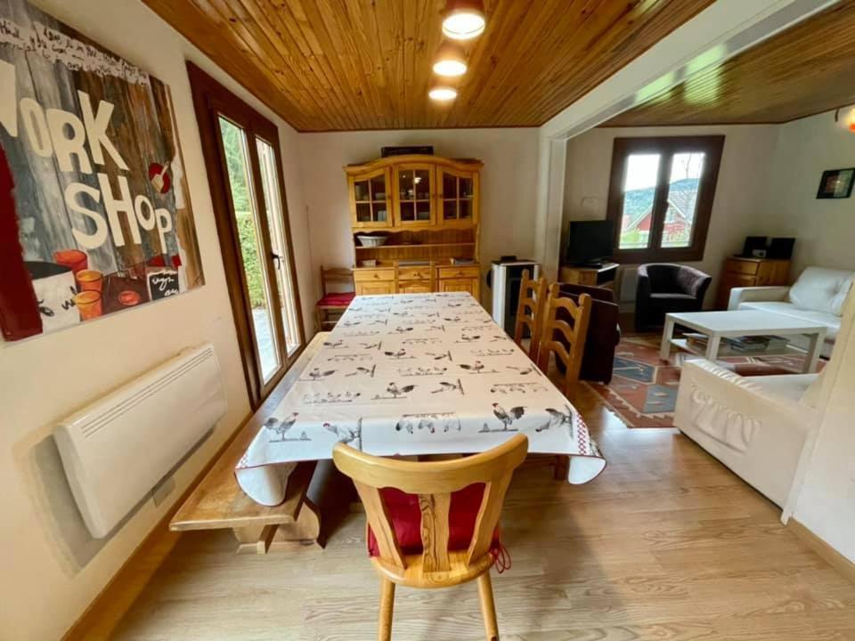 LE BOIS JOLI Chalet 4 étoiles CLEDICIHOME Cadre paisible en lisière de forêt Gérardmer Chambre photo